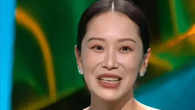 三个月不见，47岁海清近照又变脸，说话奇怪，嘴巴好像张不开