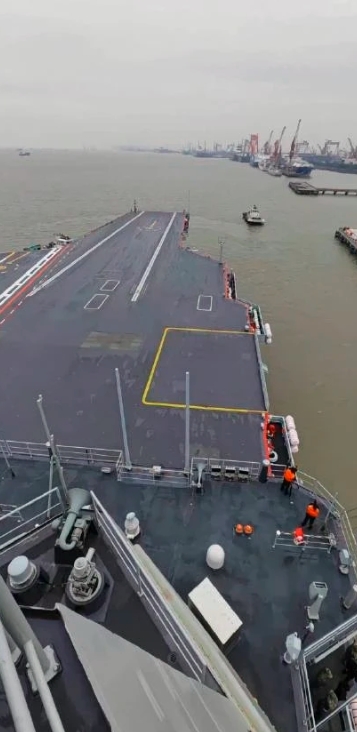 有一个疑问萦绕在心头，那就是飞机究竟是如何优雅地登上航母的呢？

近日，福建舰航