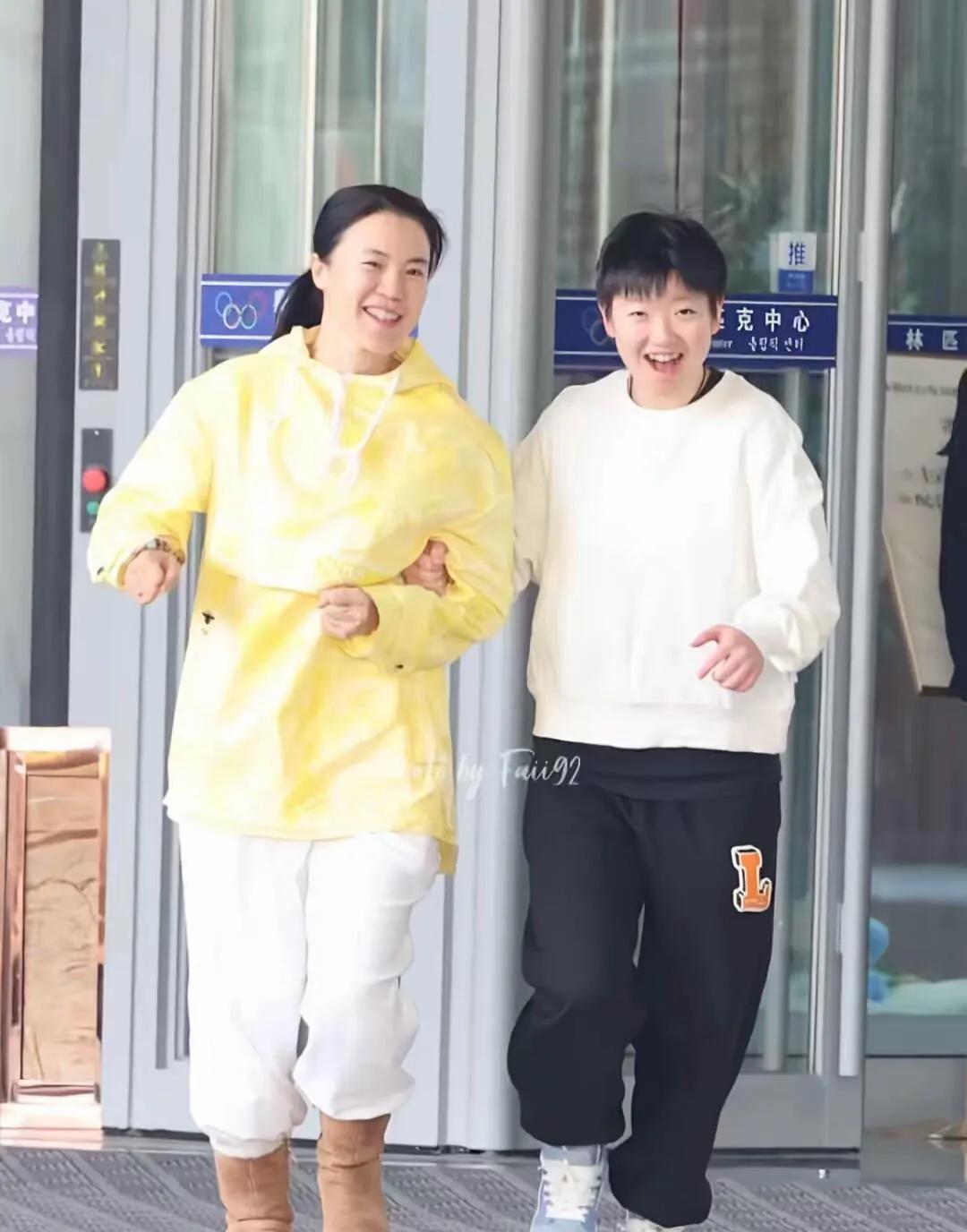 莎莎和王楠的关系就是好，快乐小莎！
王楠自己品牌的袜子找莎莎和楚钦代言，把莎莎当