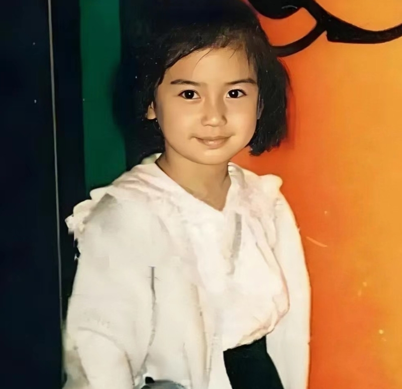 1995年，上海，杨颖小时候的照片。彼时的她正值6岁，镜头下的她脸蛋圆嘟嘟的，留