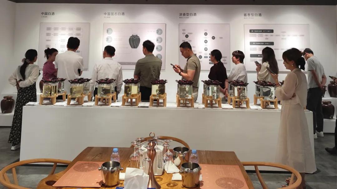 泰康集团专场“酒文化解码与白酒品评”沙龙，在无痕酒业研究院举办