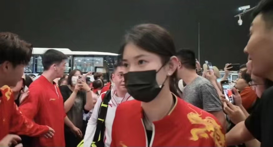 王添艺抵达巴黎，虽然只是乒乓球队的陪练，虽然戴着大口罩，但感觉这次要火！
据说法