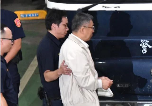 台湾的柯文哲被上銬羈押，好大的一个瓜


据说房间里没有空调，用冷水洗澡


此