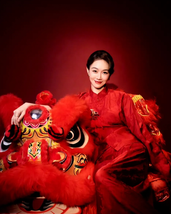 她是这届春晚里身材最好的了吧？关键是她都那么瘦了，胸却那么大！
