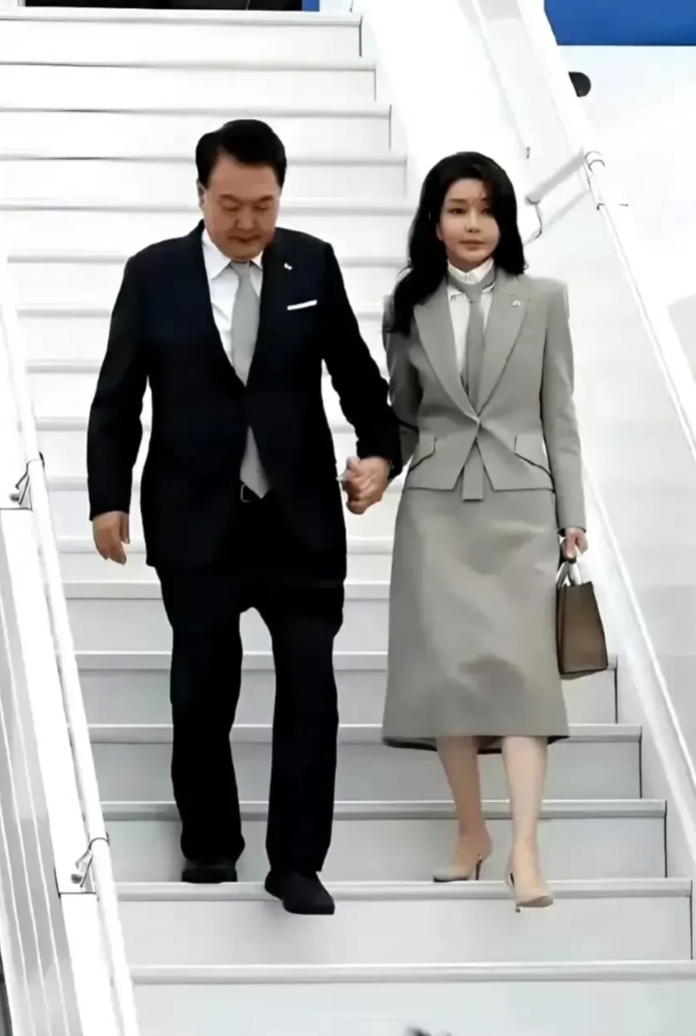 难了！
52岁的金建希，运气真是不好！
1，结婚12年，孩子也没生。
2，找了个