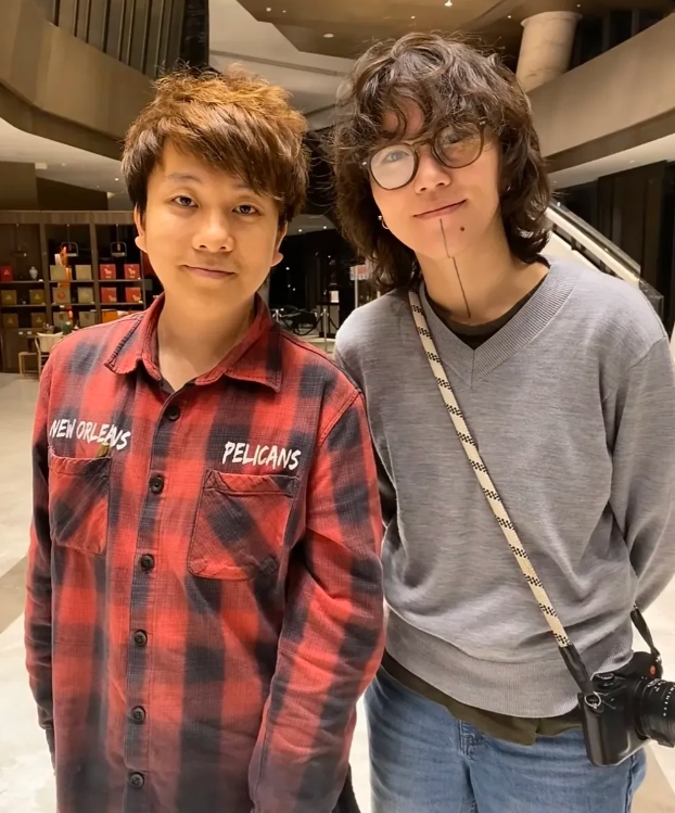 乍一看右边这人，很难想到她竟是王菲的女儿窦靖童。不点明的话，估计好多人都认不出来