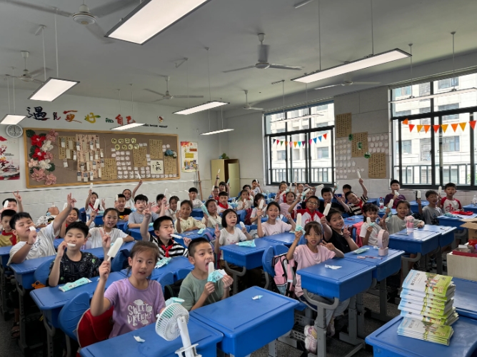 开学第一天女儿去学校中暑了，她说好多同学都头晕、流鼻血，一个班里78个孩子，只有