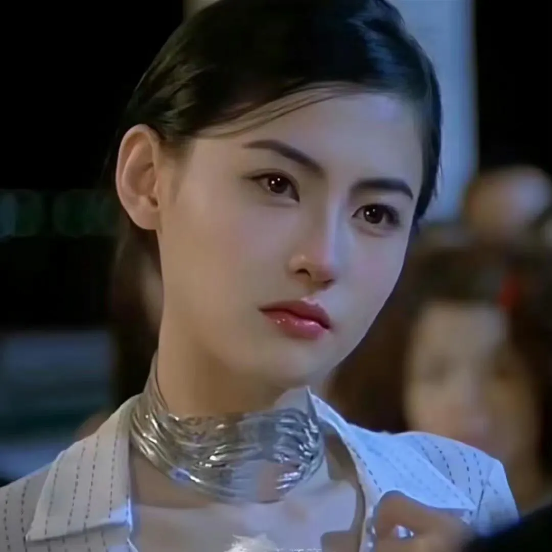 从审美角度分析为什么说张柏芝是顶级骨相美？
 从脸型看：
 
高折叠度：她的面部