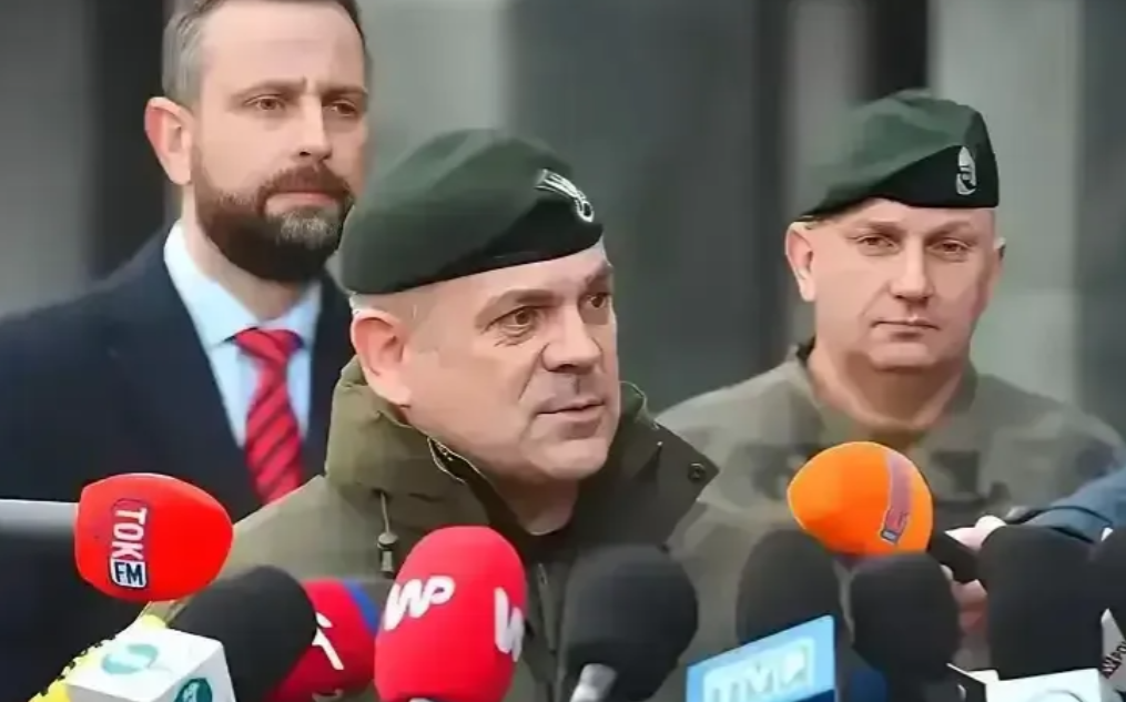 波兰：“做好同俄军全面开战的准备，必要时可以闪击俄罗斯”。

第一，波兰加强国防