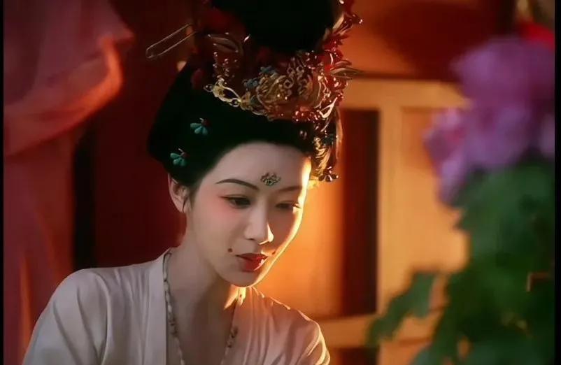 《国色芳华》第一集细节就预示了玉露的死亡！
大婚那晚何惟芳雨中看顾琼台玉露，只被