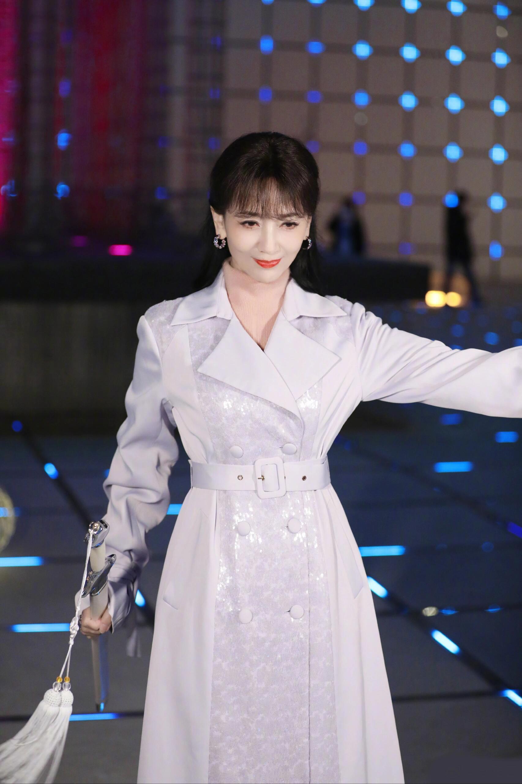 赵雅芝穿白色皮风衣又酷又潮