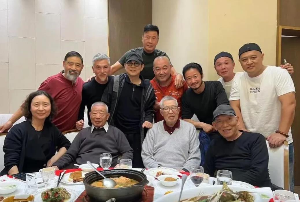 我滴乖乖！吴京、李连杰、于荣光一起聚餐，饭局上都是大咖……
1月25日，有网友晒