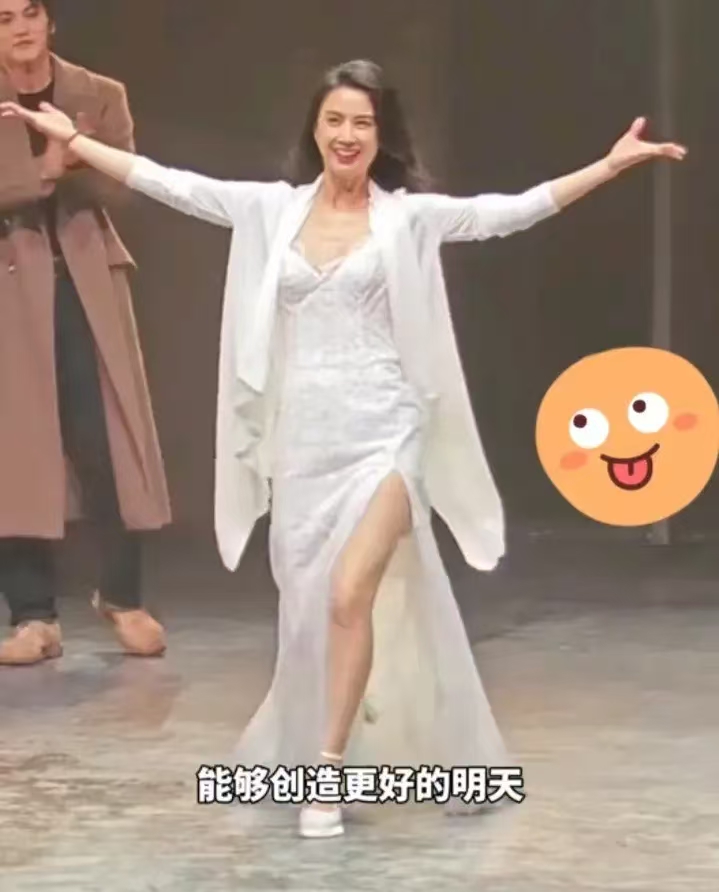 黄圣依的起点虽然比较高，但是她还是给女孩子做了一些很好的示范：
1.丈夫如果没有