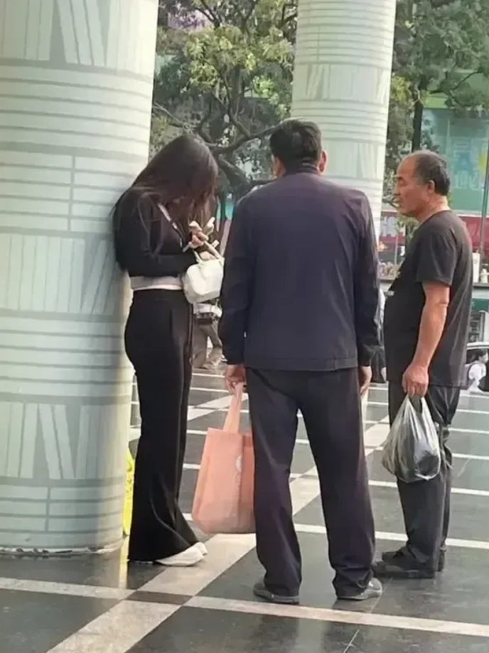 女生独自出门在外，一定要时刻保持警惕，谨记防人之心不可无。千万不要在人烟稀少、偏