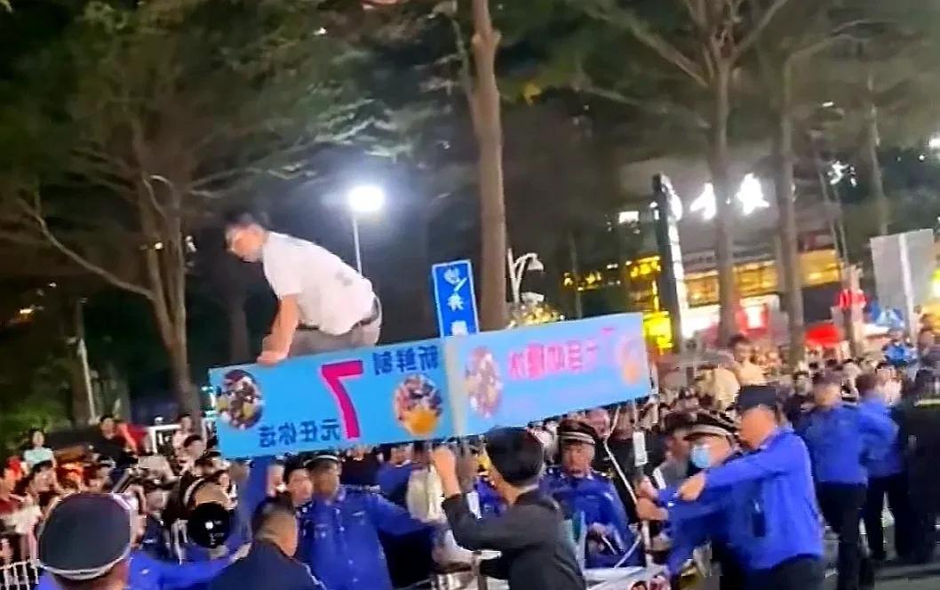 出事了，深圳沙井城管摊上麻烦了！
深圳沙井某街道城管整顿街上摊贩乱摆摊问题，一