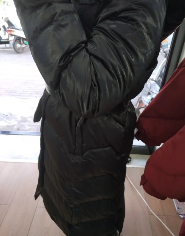 上班的时候，店里进来一个女的看衣服，要试那件红色外套。她把自己的羽绒服脱掉，我就