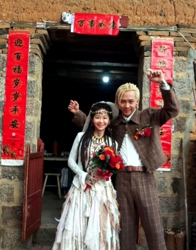 如果这是你的女儿，你愿意让她嫁给这样一个家徒四壁的黄毛吗？到处都是泥巴路的山咔咔