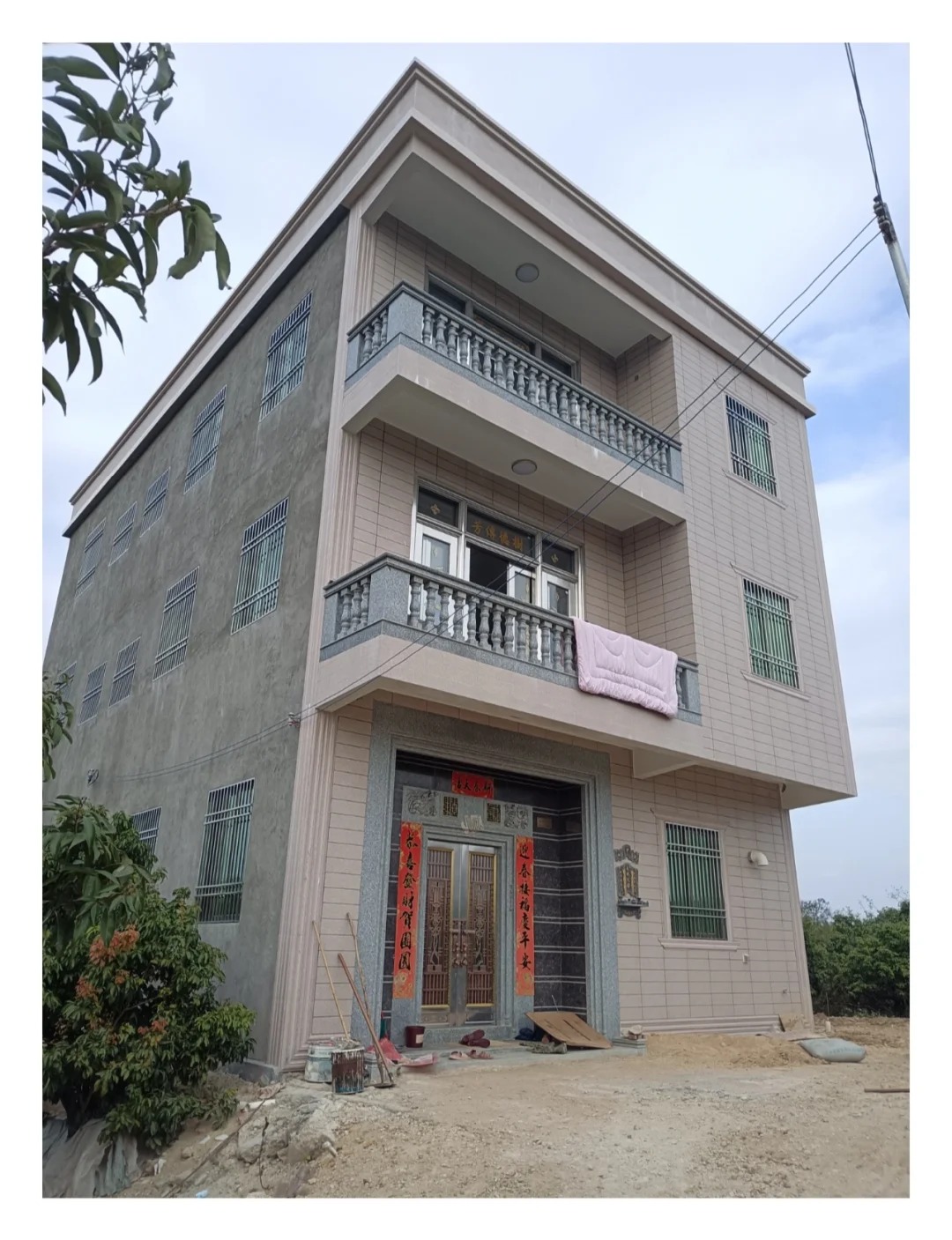 作为一个吃过亏的人，我要告诉大家：有钱千万别回乡下建房。

2014年，我不顾家