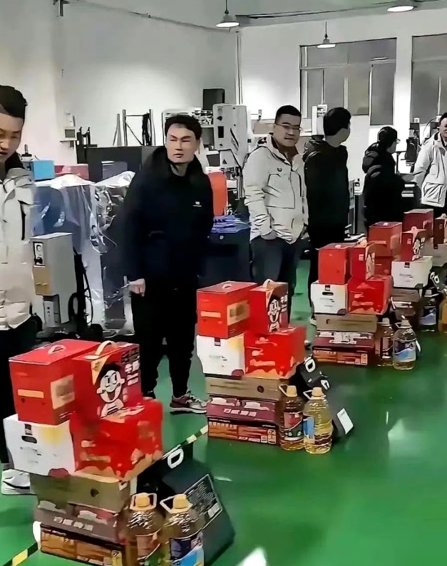 一网友晒的公司开工福利，为什么大家都不怎么开心的样子呢