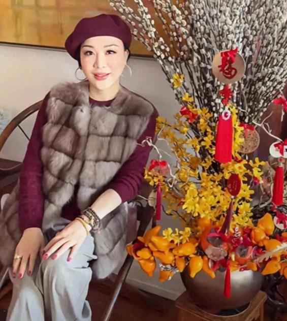 杨小娟身为吕良伟的妻子，一直备受关注。她虽鲜少活跃于台前，但凭借智慧与魅力在商圈