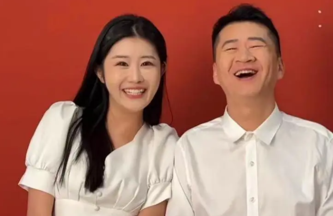 40岁演员李嘉明与小18岁女友官宣结婚