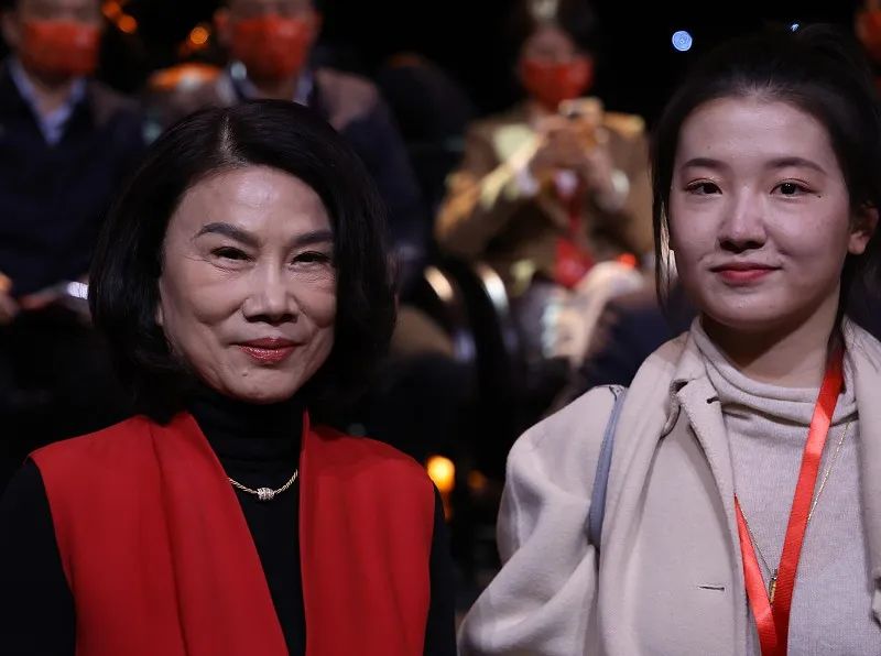 曾经董明珠在节目中正式宣布，孟羽童将入职格力，希望把她能培养成为第二个董明珠。