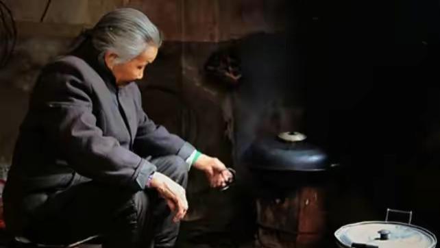 母亲摔跤后身上腐烂长脓疱，痛的她死去活来，做儿女的只能眼睁睁看着她哭！