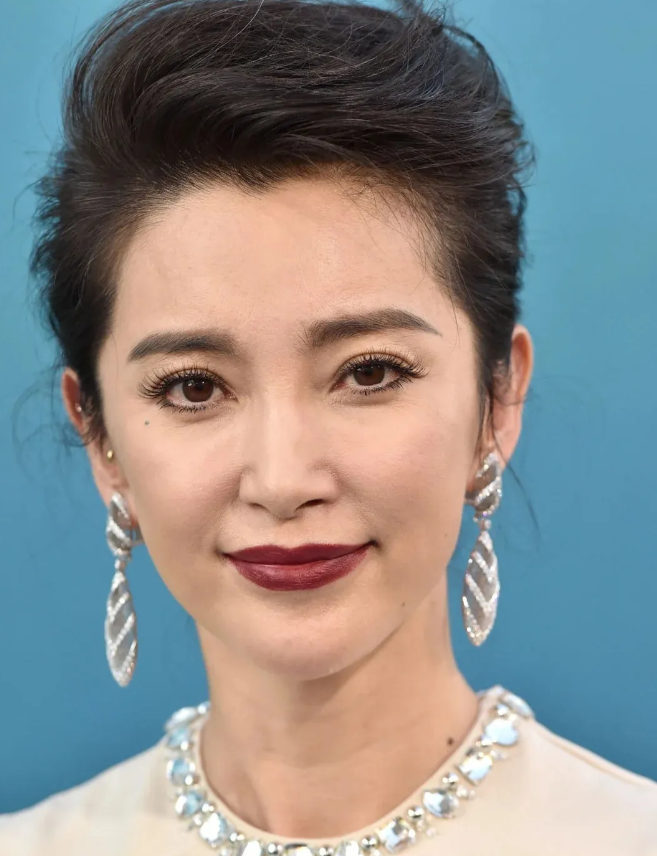 李冰冰生图，虽然这个时候已经不再年轻了，但自信大方有气场。
作为比较早从演员转成
