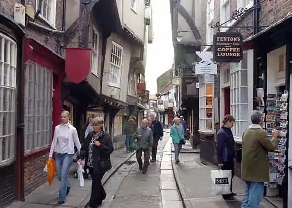 才到英国不到一个月，我接近崩溃了，没几个中国人能过得下去：

第一：英国的天气总