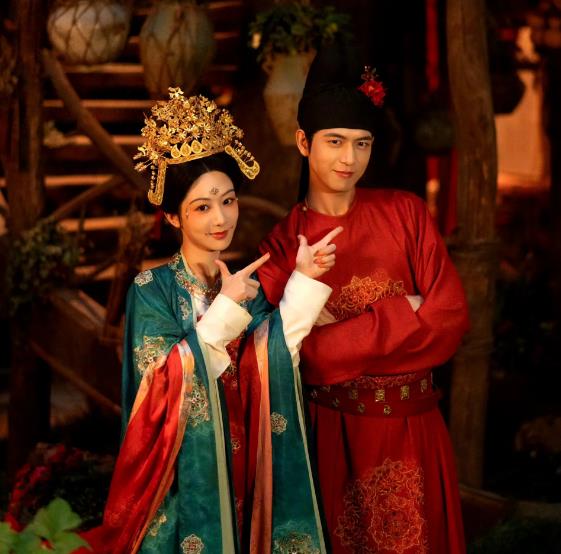 杨紫童星出道，塑造诸多经典角色；李现凭借努力在演艺界站稳脚跟。最近，两人晒出何惟