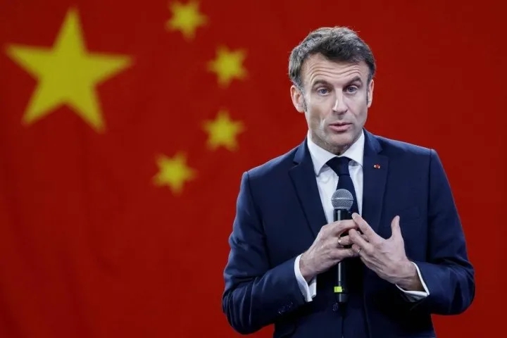 马克龙一句“美国应把中国作为首要打击目标”，彻底撕下了“战略自主”的假面——当年