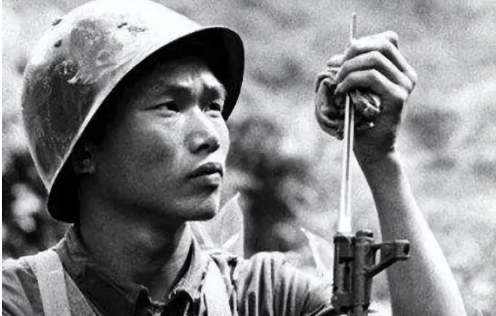 1979年，越战侦察兵印法光荣获捕俘英雄称号后，神秘“失踪”。然而，10年过后，
