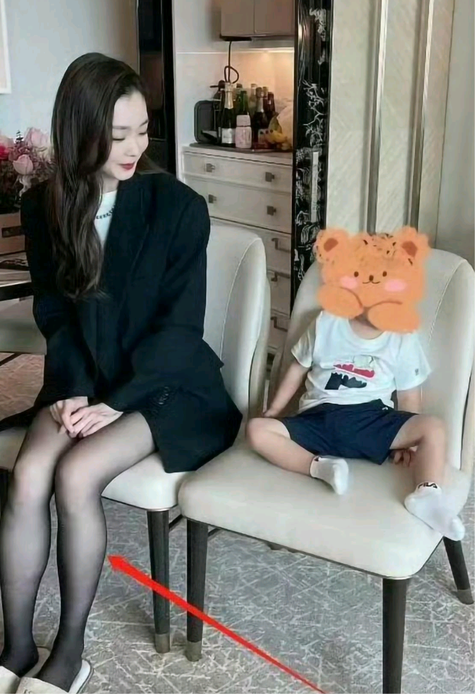 我算是终于明白宋轶为什么在公共场合很少穿黑丝了