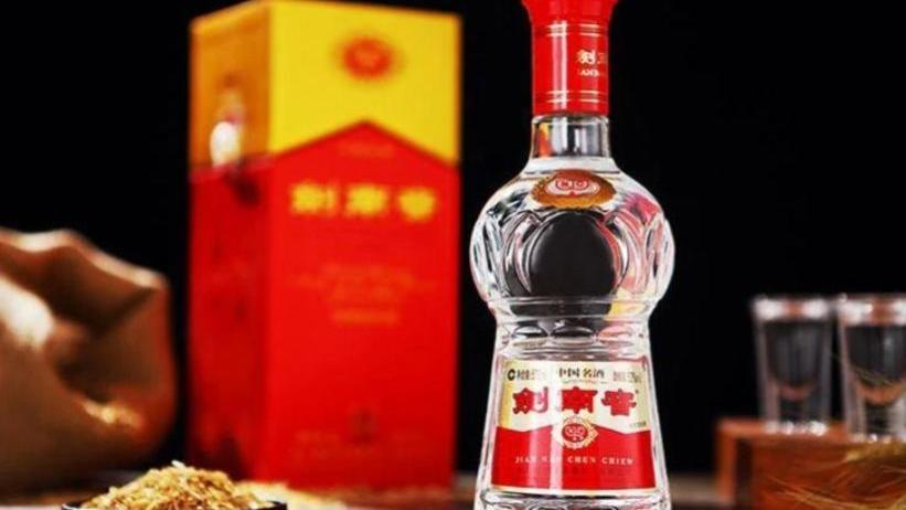 白酒大牌怎么了？剑南春跌400，泸州老窖跌500，汾酒更是才20多一瓶