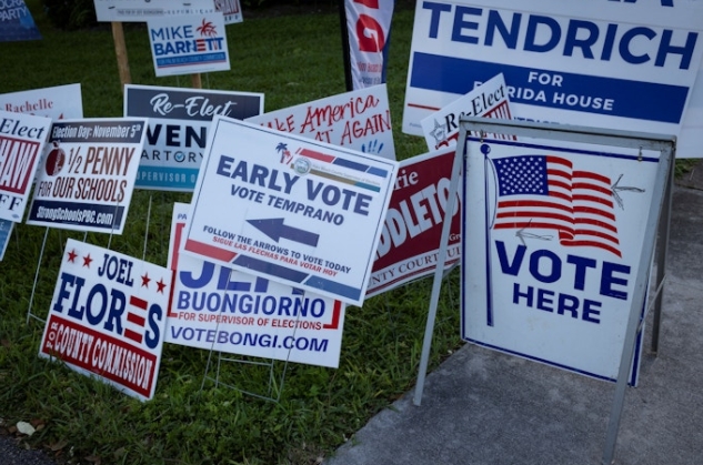 特朗普和哈里斯的最后冲刺！
哈里斯在密歇根州的一座历史悠久的黑人教堂和战场上向阿