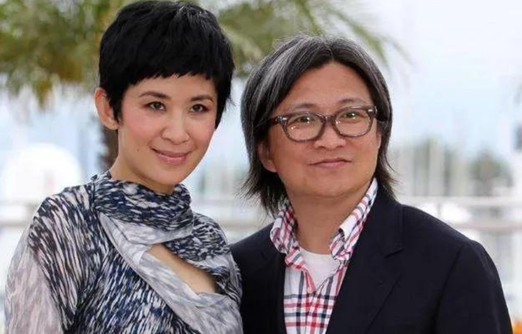 2005年，40岁的吴君如怀孕。记者问陈可辛:“你要当爸爸了，高兴吗？”不料陈可