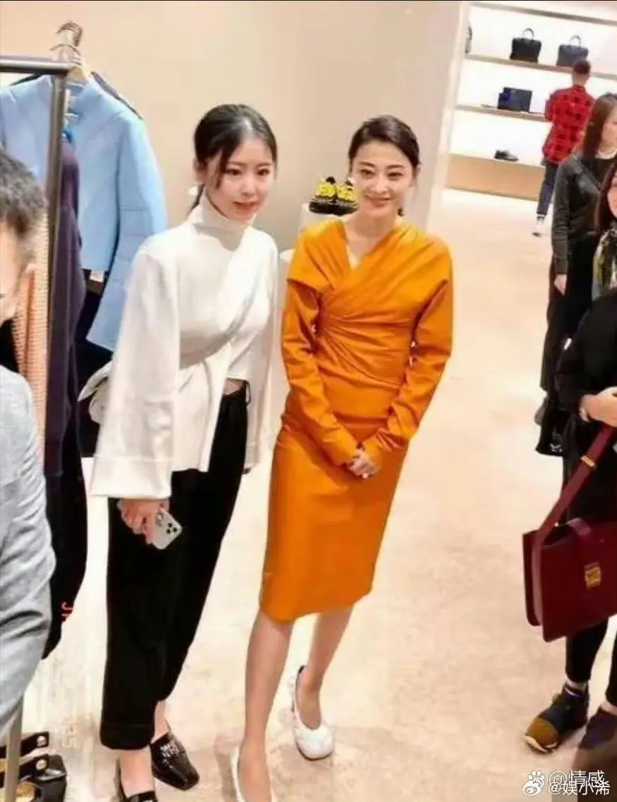 49岁梅婷素人合影被碾压，不是不够漂亮，是太瘦了