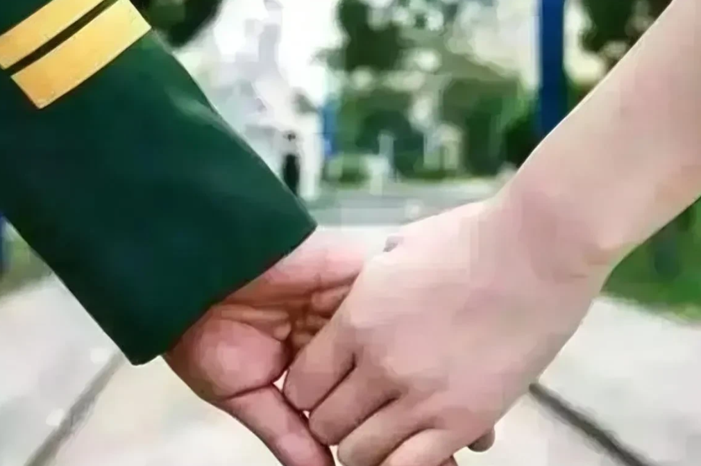 “军婚不容破坏！”山西，一男子在部队服役过程中，其妻子却突然提出离婚，并要求搬到