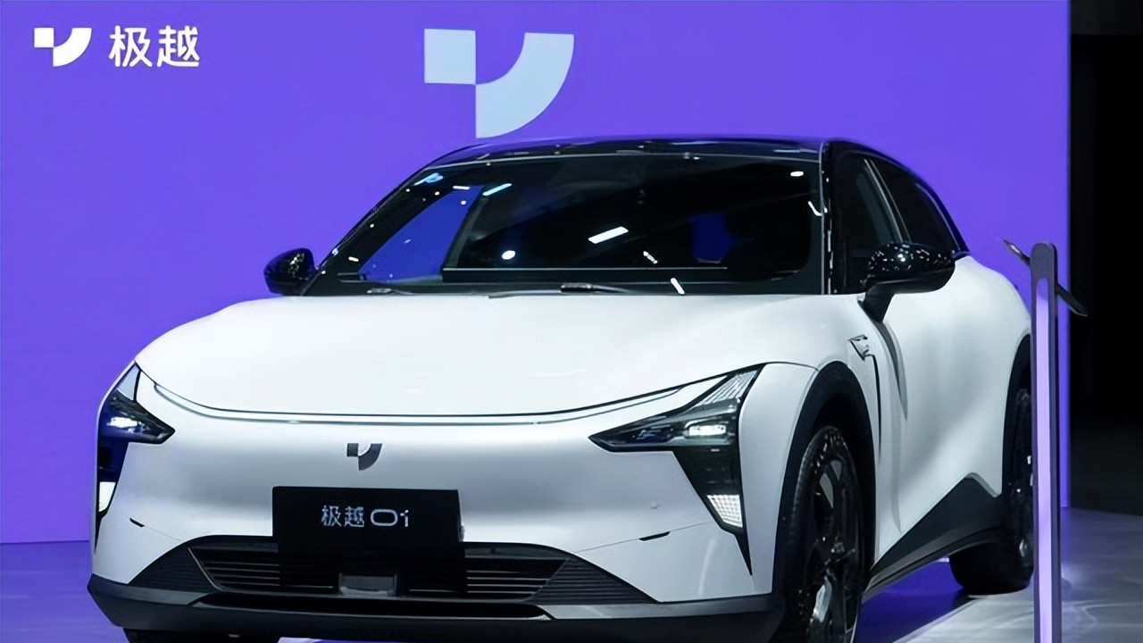 极越汽车宣布原地解散，CEO被围堵，有主播车内直播中得知将失业