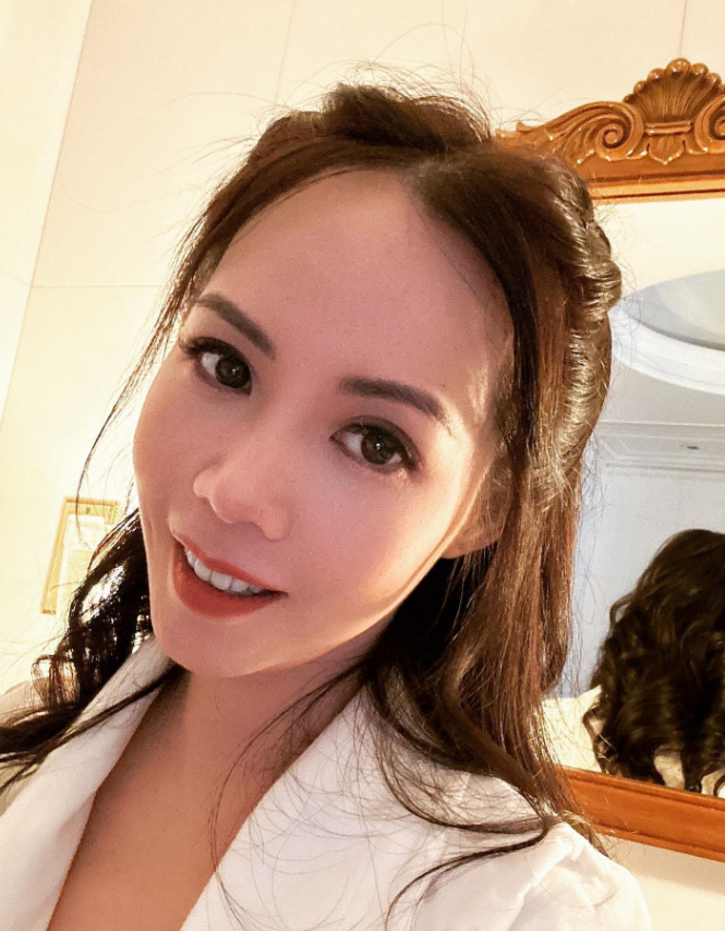 香港富豪刘銮雄前女友吕丽君生活照，她今年已经46岁看起来保养不错，难怪刘銮雄当年