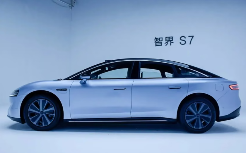 开第三次发布会，也救不了智界S7了。
从定价来看，智界S7对标的产品是小米su7
