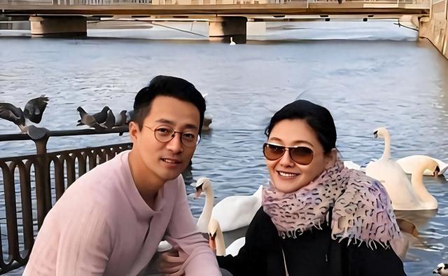 汪小菲中秋家宴泪流不止,半夜发微,与大S结婚照流出,网友炸锅(汪小菲晒妻女无滤镜合照,44岁大s瘦到认不出)-第1张图片-九妖电影 汪小菲中秋家宴泪流不止,半夜发微,与大S结婚照流出,网友炸锅(汪小菲晒妻女无滤镜合照,44岁大s瘦到认不出)-第1张图片-九妖电影