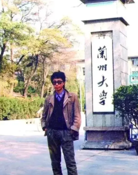 1988年春，兰州大学物理系博士生拍毕业照，照片里他穿高帮皮鞋，戴墨镜，双手叉腰