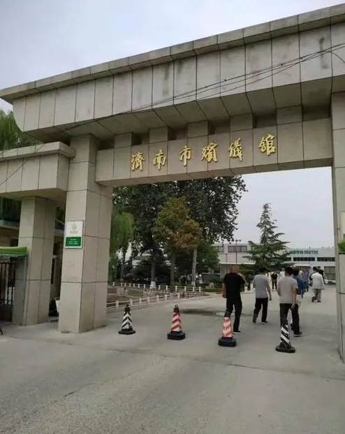 人临了临了，还要被宰一刀，这实在说不过去。

殡仪馆是公共服务机构，属于事业单位