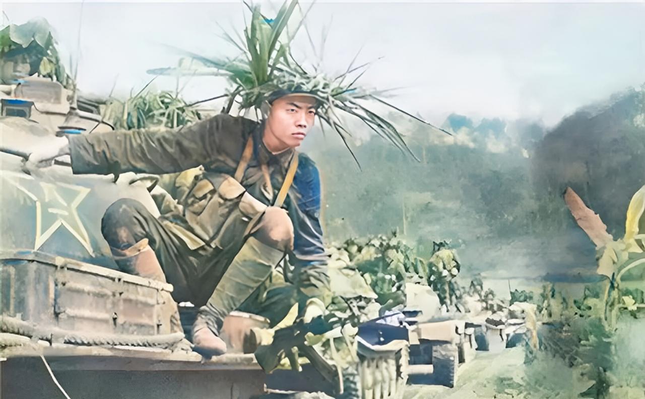 1979年，在对越自卫反击战中，宋时轮来到前线，他表情惊恐地跟许世友说：“不要将步兵都绑在坦克上。”