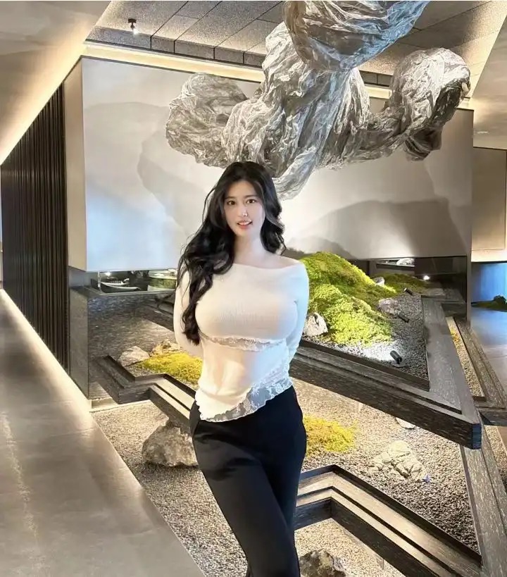 露肩上衣搭黑裤，简约时尚，尽显优雅气质。