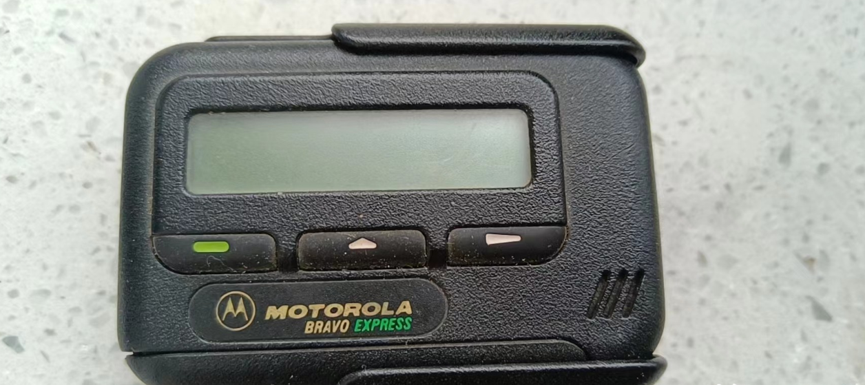 黎巴嫩BP机爆炸事件后，很多人开始带节奏，说用苹果手机也会爆炸，开特斯拉的电车也