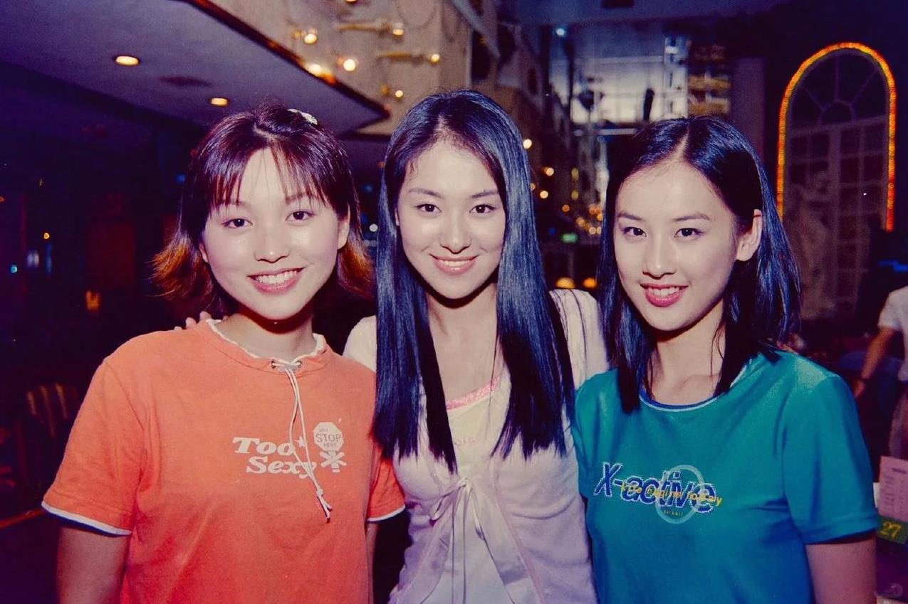 当年的金莎好清纯，和现在没什么两样。右边是黄圣依，中间的美女可太漂亮了，有人知道