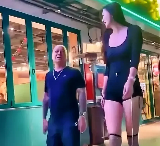 吴志雄与美女散步。身高差有点大，不过没关系，不影响感情，毕竟身高不是问题嘛！
