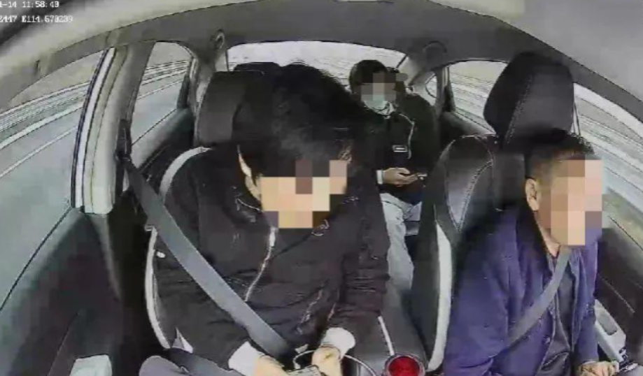 11月14日，一出租车司机拉个乘客去1100公里外的潍坊。乘客一上车就给了司机4